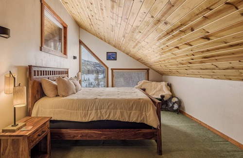 Chase Cabin | Lakeside Retreat w/Epic Mountain Views & Trails/Basecamp for Denali NP