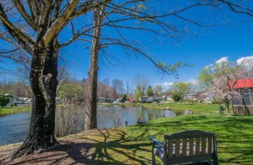 Upward House | Lakeview 2BR Tiny Home near Trails and Bocce