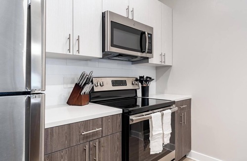 Windsor Apartment | Landing | Amazing 2BD, Pool, Clubhouse