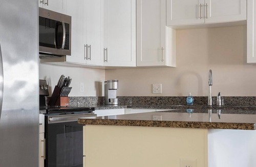 Vernon Apartment | Landing | Beautiful 2BD, Game Room, Gym