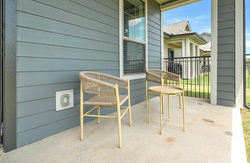 Waller Apartment | Landing | Beautiful 3BD, Gym, Pool