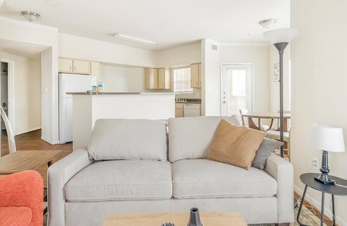 Southbelt/Ellington Apartment | Landing | Incredible 2BD, Gym, Pool