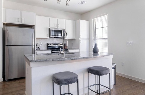 Waller Apartment | Landing | Modern 3BD, Pool, Gym