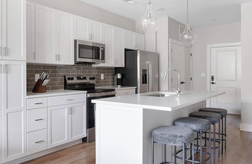 Oakwood Apartment | Landing | Spectacular 1BD, Pool, Gym