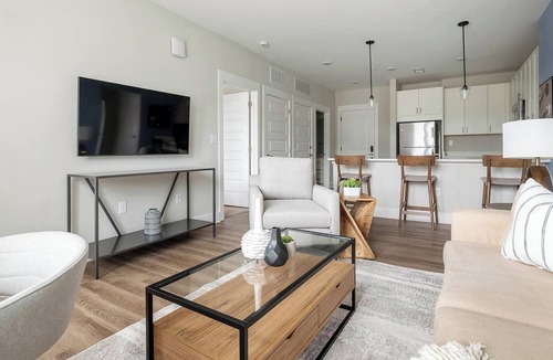 Hickory Apartment | Landing | Spectacular 2BD, Clubhouse, Gym