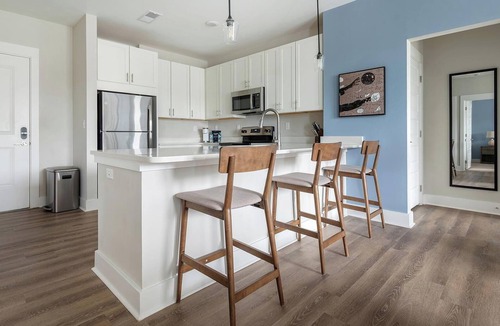 Hickory Apartment | Landing | Spectacular 2BD, Clubhouse, Gym