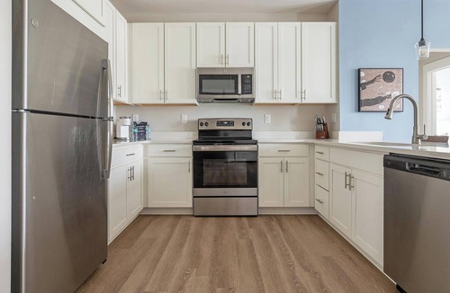 Hickory Apartment | Landing | Spectacular 2BD, Clubhouse, Gym