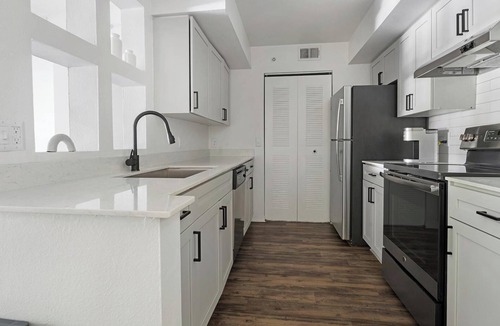 Fruitville Apartment | Landing | Stylish 2BD, Clubhouse, Gym