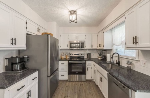 Pleasant Valley House | Large 4BR Home, Garage – Short & Long Stay