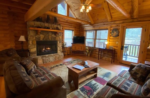 Alarka Cabin | Large Cabin w/Hot Tub & Game Room near Bryson