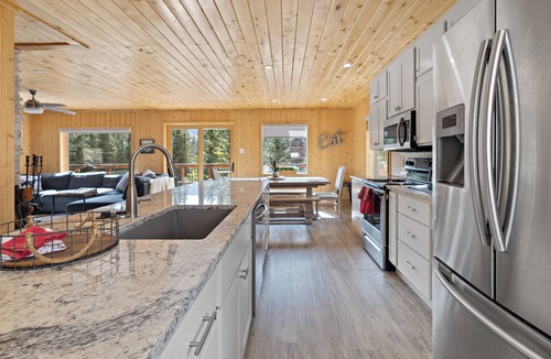 Red River House | Large Cabin "Wright on the River" 5 Star-Riverfront-WIFI-Firepit-Large Deck-Mountain Views