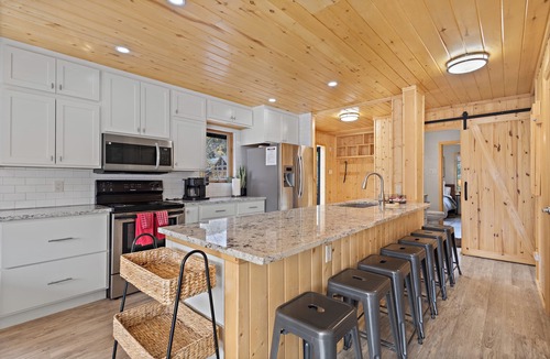 Red River House | Large Cabin "Wright on the River" 5 Star-Riverfront-WIFI-Firepit-Large Deck-Mountain Views