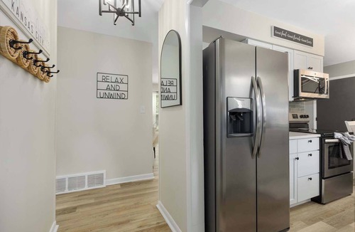 Lee's Summit House | Large Home KingBeds 4BR PingPong&Darts FencedYard