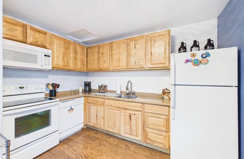 Juneau Apartment | Large Juneau Loft w/Full Kitchen, W/D & Workspace