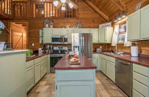 Clarkesville Cabin | Lazy Bear Cabin - Breathtaking Mountain Views, Hot Tub & Fire Pit