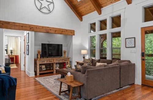Gruene House | Life is Gruene-Riverfront Luxury-1Mi To GrueneHall