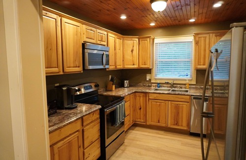 Bristol House | Light & bright 2+ bedroom single level cabin in Bristol