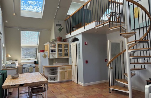 Greenfield Apartment | Light-filled treetop apartment close to downtown Greenfield and Highland Park