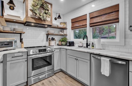 Twin Oaks Cottage | Little Cottage by the Sea | Hot Tub & Walk to Beach