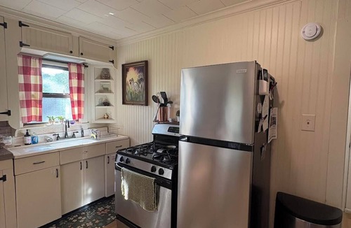 Kyle Cottage | Located between Austin & San Antonio with all the cute little towns in between