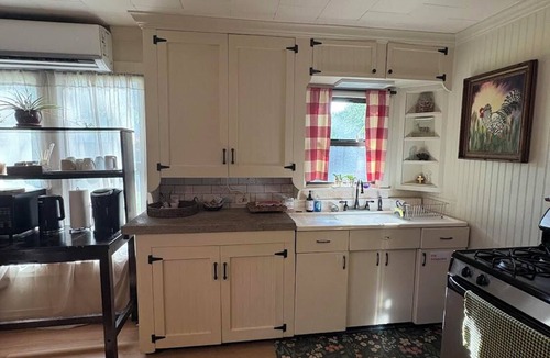 Kyle Cottage | Located between Austin & San Antonio with all the cute little towns in between