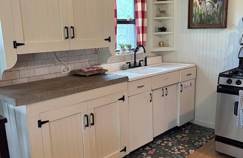 Kyle Cottage | Located between Austin & San Antonio with all the cute little towns in between