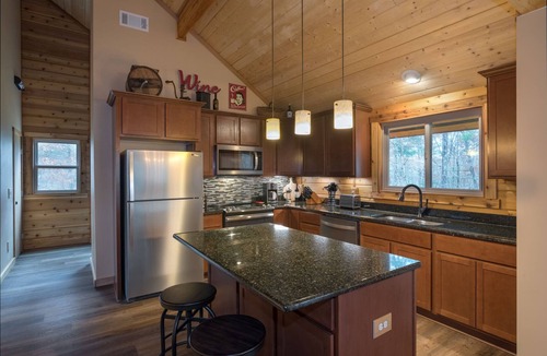 Ferguson Cabin | Log Cabin, Great views, Hot Tub, Large Deck, Privacy, Horse and Pet-Friendly