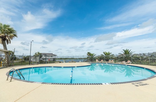 Terramar Beach House | Lovely dog-friendly villa with great beach views & deck