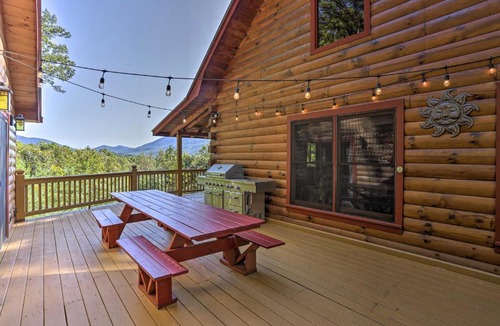Hidden Lake House | Lovely Log Cabin + Bunkhouse w/Views & Yard!