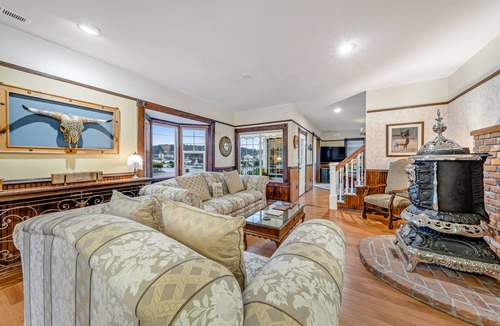 Florence House | Lovingly restored, century-old home with river view & saloon bar - prime locale