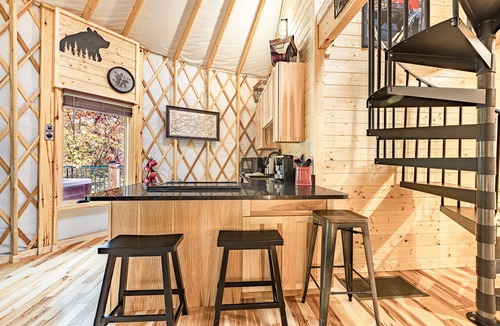 Pigeon Forge Cabin | Lush Comfort, great for couples or small family, Huge Deck w/Privte Hot Tub