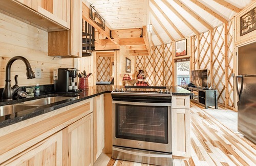 Pigeon Forge Cabin | Lush Comfort, great for couples or small family, Huge Deck w/Privte Hot Tub
