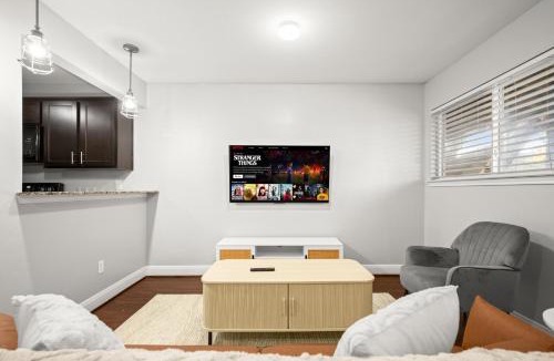 Hyde Park Apartment | Lux 1BR Apt in North Loop Near UT Free Parking