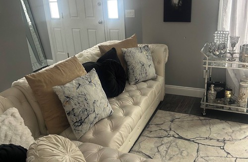 Rockville House | Luxe Lady Executive & Family Retreat 1 Bedroom Townhouse