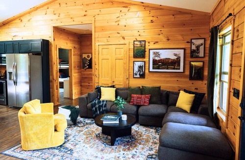 Dahlonega Cabin | Luxe Lodge Escape - Hot Tub-Outdoor Movies-Game Room-Fire Pit
