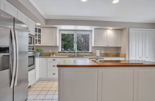 West Hartford House | Luxurious 4-bedroom 3.5-bathroom mountain side home That sleeps 8
