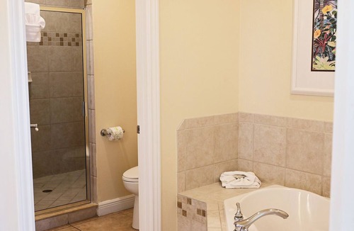 Bradenton Beach Hotel | Luxury 2BR Condo with Jacuzzi & Screened Lanai