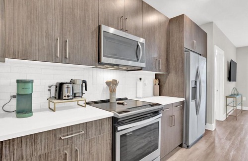 Cumberland Apartment | Luxury 2BR Retreat Near The Battery - 2 King Bed Beds - FREE Parking