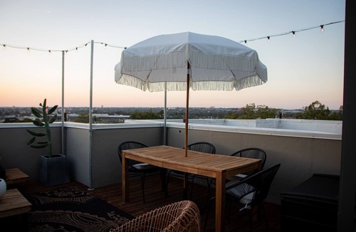 Government Hill House | Luxury 2BR Sunset Views - 0.4 miles to Pearl
