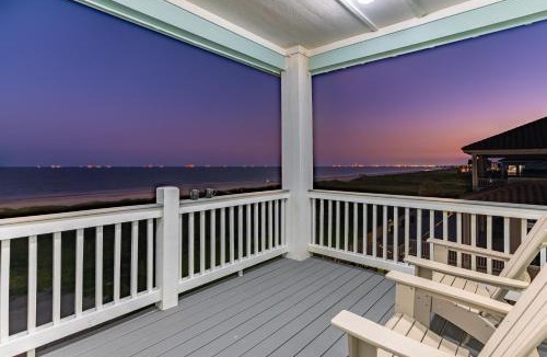 Crystal Beach House | Luxury Beachfront l Sleeps 20, Hot Tub, Pool & Game Room Fun!