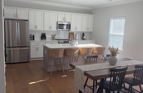 Dunean House | Luxury Family Retreat - King Suite - Near Downtown
