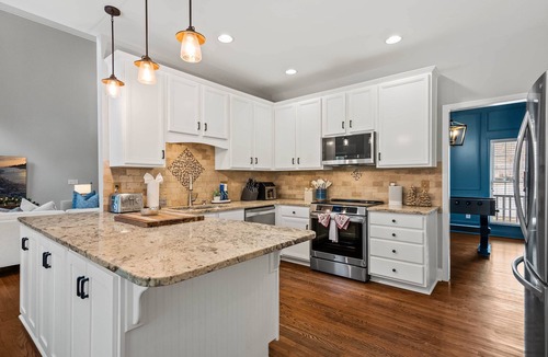 North Charleston House | Luxury Home Pool Hot Tub 85 Inch TV by the Airport