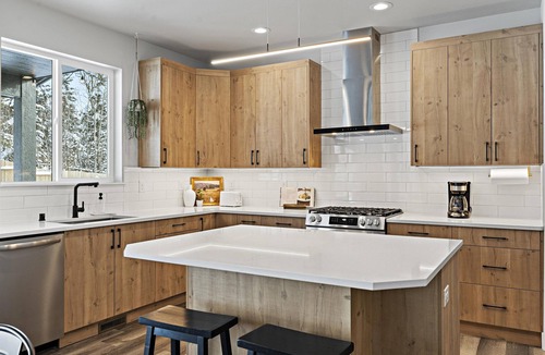 Abbott Loop House | Luxury home w/Private Hot Tub Close to airport, shopping, hiking, biking, skiing