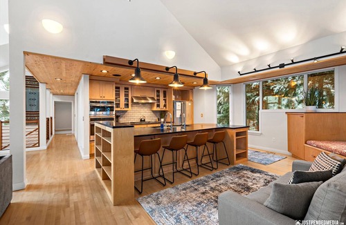 Alyeska House | Luxury-Huge kitchen, living room, master suite, mtn views, sauna, & walk to mtn!