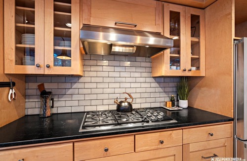 Alyeska House | Luxury-Huge kitchen, living room, master suite, mtn views, sauna, & walk to mtn!