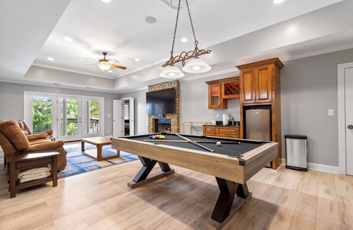 Greenville - Spartanburg House | Luxury Lakefront 6BR - Sleeps 20, Pool, Hottub, Gym, Sauna, Golf Sim, 15min DT