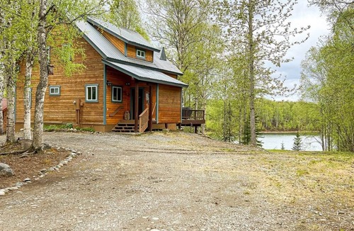Susitna North House | Luxury Lakefront Retreat | Sauna, Dock & Kayaks