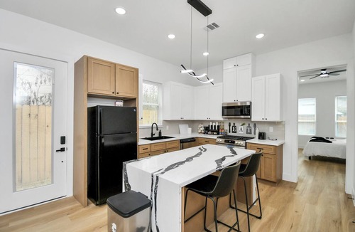 OST - South Union House | Luxury Retreat - 5 Min to NRG & Med Center - Sleeps 8 - Backyard + Free Parking