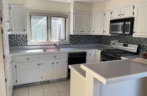 Sunapee House | Luxury Sleeps 12+: Saltwater HotTub, Fire Pit, Lake View – 5 Min to Ski & Beach