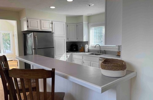 Sunapee House | Luxury Sleeps 12+: Saltwater HotTub, Fire Pit, Lake View – 5 Min to Ski & Beach